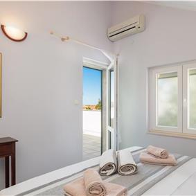 4 Bedroom Villa with Pool near Milna, Brac Island Sleeps 8 